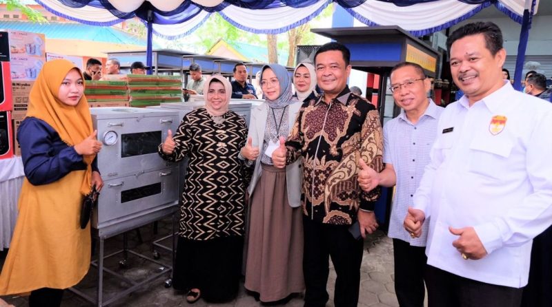 Walikota Tanjungpinang di dampingi Ketua TP PKK dan Anggota DPRD ketika menyerahkan bantuan kepada pelaku IKM