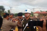 Kapolresta Tanjungpinang menyematkan pita kepada petugas Operasi Keselamatan Seligi 2023