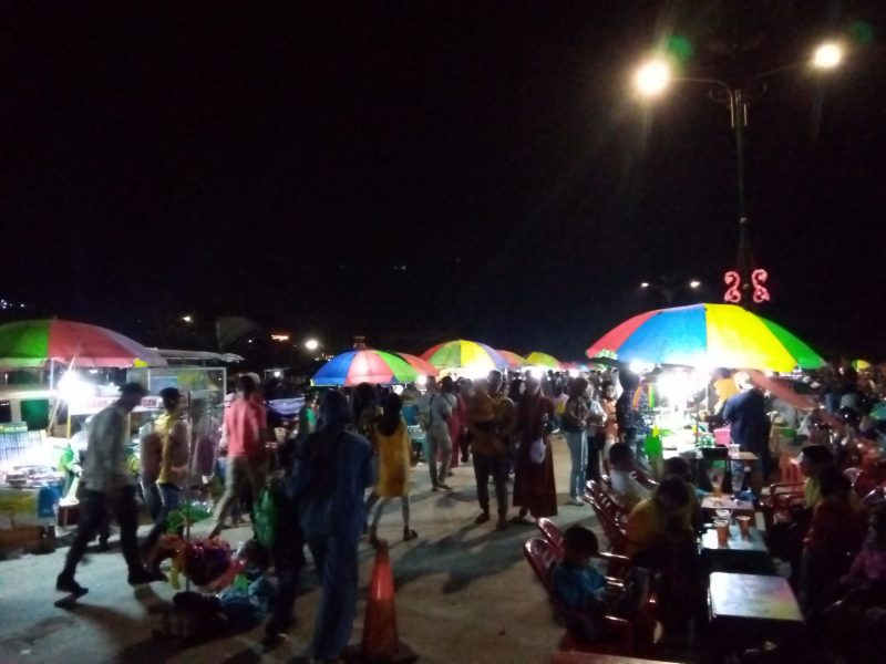 Situasi pedagang kaki lima yang ada di laman gurindam 12 Tepi laut Tanjungpinang