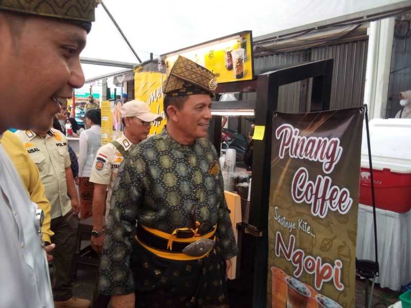 Gubernur Kepri Ansar Ahmad mengikuti festival Kopi Merdeka di Jln Merdeka Kota Tanjungpinang