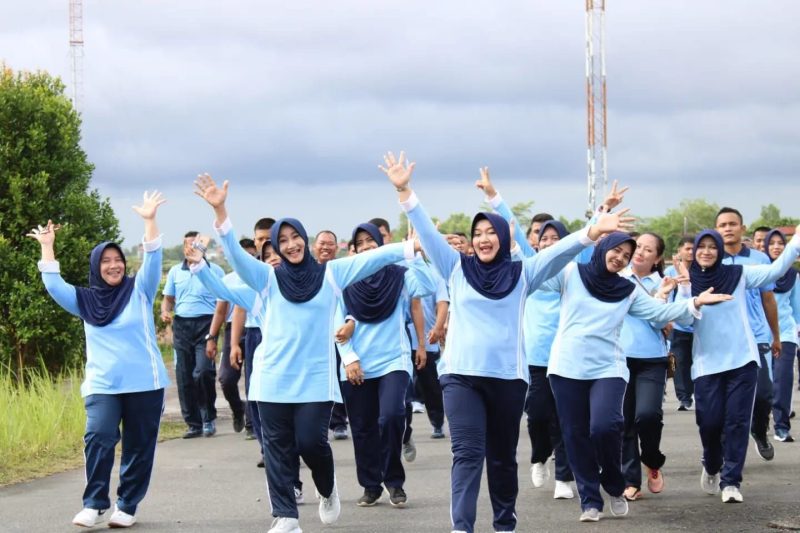 Pengurus PIA Ardhya Garini Lanud RHF Tanjungpinang ikuti jalan sehat di Mako Lanud RHF Tanjungpinang