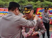 AKBP Riky Ismoyo disambut Pasukan Gerbang Pora dan Pengalungan Bunga