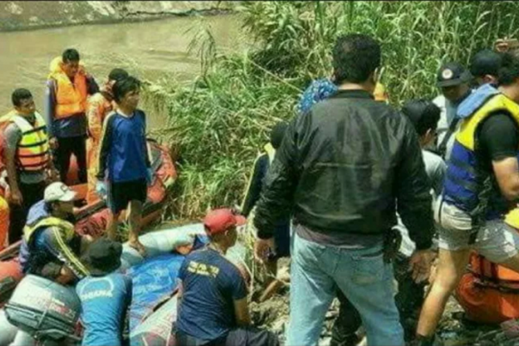Warga membantu korban tenggelam (dok. Ist)