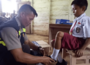 Iba Melihat Siswa SD Tak Punya Sepatu Saat Sekolah, Polisi Ini Sempat Menagis dan Datang Membawa Sepatu Baru