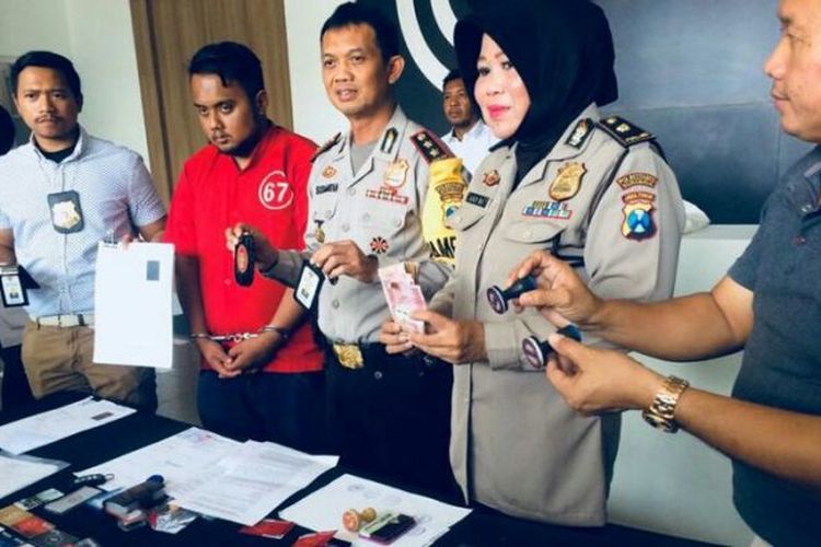 Pegawai Setneg gadungan di Surabaya diamankan polisi.(KOMPAS.com/Achmad Faizal)