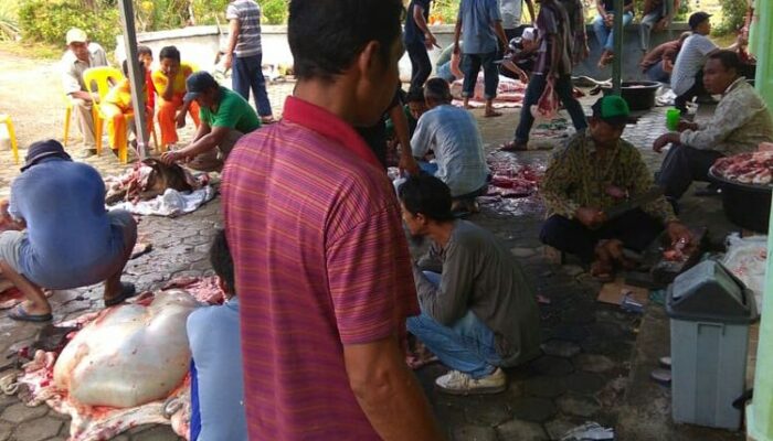 Hari Raya Idul Adha, Yayasan Ihya’ulumuddin dan Jamaah Rotibol Athos Sebar Daging Qurban ke Warga Kampung Bugis