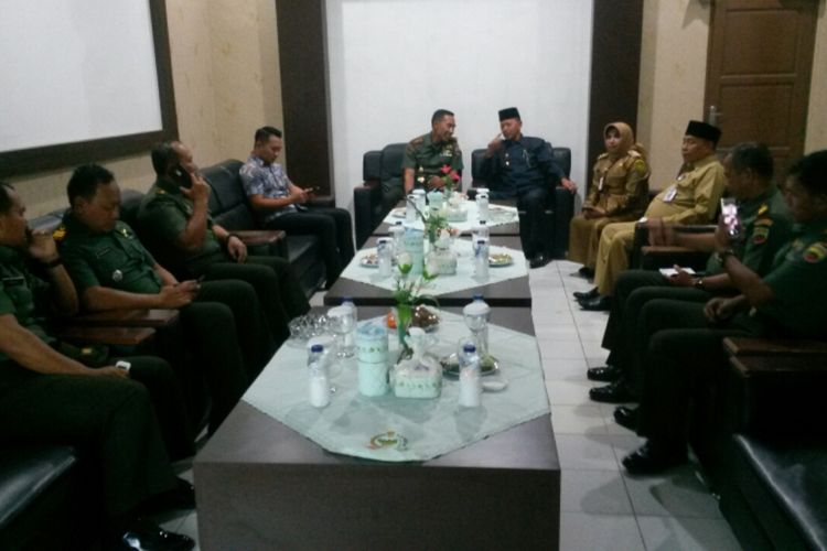 Dandim 0315/Bintan saat berdialog bersama Walikota dan Wakil Walikota Tanjungpinang (Foto. Pendim)