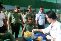 Kasdim 0315/Bintan Mayor Czi Slamet Wahyudi (Kiri) saat sedang melihat proses pengecekan kesehatan (Foto. Pendim)