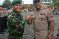 Pasiops Kodim 0315/Bintan Kapten Inf Alfianto saat berjabat tangan dengan Perwakilan Polda Kepri (foto. Pendim)