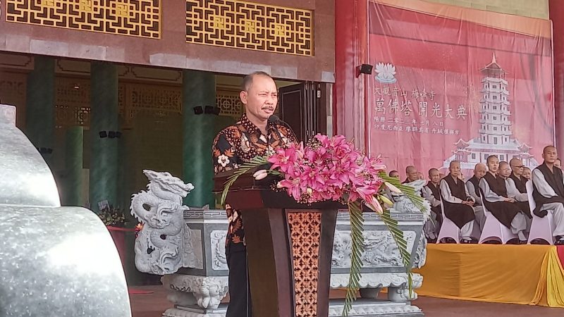 Sekdaprov Kepri Adi Prihantara ketika berikan kata sambutan dalam peresmian Pagoda Sata Sahasra Buddha di Vihara Avalokitesvara Graha Km 14 Tanjungpinang