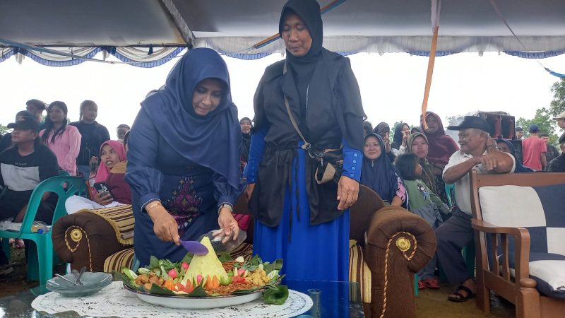 Walikota Tanjungpinang Hj Rahma memotong tumpeng pada ulang tahun Sanggar Seni Budoyo Kreasi Tirto Mulyo di Kampung Tirto Mulyo Km 14 Tanjungpinang
