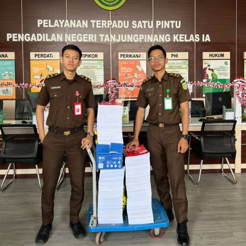 Jaksa Penuntut Umum Kejaksaaan Negeri Tanjungpinang melimpahkan berkas perkara Tindak Pidana Korupsi di Pengadilan Negeri Tanjungpinang