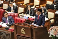 MenPANRB Abdullah Azwar Anas saat menyampaikan paparan dalam paripurna DPR RI di Jakarta