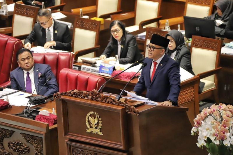 MenPANRB Abdullah Azwar Anas saat menyampaikan paparan dalam paripurna DPR RI di Jakarta