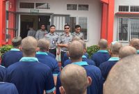 Syahrinaldi menyampaikan beberapa arahannya kepada WBP dari Rutan Batam di Lapas Narkotika Kelas IIA Tanjungpinang