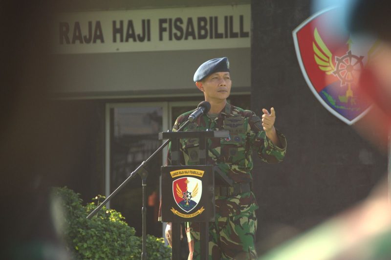 Komandan Lanud Raja Haji Fisabilillah Kolonel Navigator Arief Budiman saat pimpin apel mingguan kepada Personel