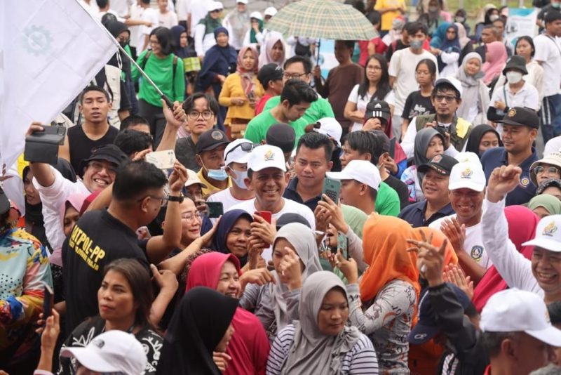 Ansar Ahmad bersama masyarakat ketika usai senam sehat dan jalan santai di Batam