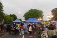 Para Pengunjung saat memesan tiket untuk menyaksikan konser musik Juicy Luicy di Halaman Melayu Square Tepi laut Tanjungpinang