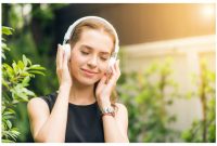 Ilustrasi Seorang Wanita Tengan Mendengarkan Musik dari Aplikasi Download Lagu MP3