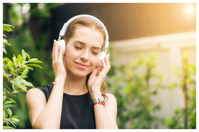 Ilustrasi Seorang Wanita Tengan Mendengarkan Musik dari Aplikasi Download Lagu MP3