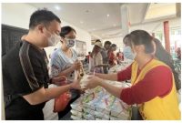 Maha Vihara Duta Maitreya Kota Batam saat melaksanakan kegiatan Jamuan Berkah Bahagia di Batam Center pada Minggu 22 Januari 2023.