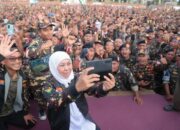Khofifah Indar Parawansa Selfie Ria dengan Ribuan Kader Ansor Banser