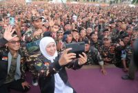 Khofifah Indar Parawansa Selfie Ria dengan Ribuan Kader Ansor Banser di Malang