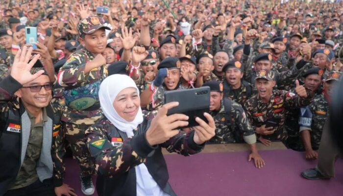 Khofifah Indar Parawansa Selfie Ria dengan Ribuan Kader Ansor Banser