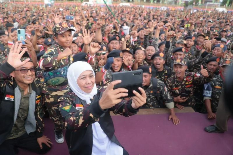 Khofifah Indar Parawansa Selfie Ria dengan Ribuan Kader Ansor Banser di Malang