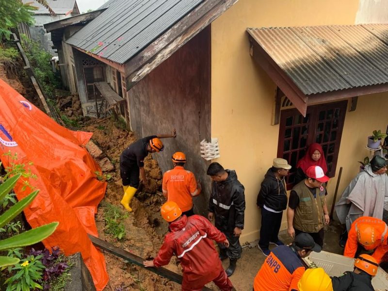 BPBD Tanjungpinang Evakuasi Tanah longsor akibat hujan deras