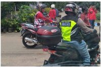Salah satu Relawan Ambulance Damkar Indonesia Batam saat bertugas mengawal ambulance