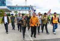 Ansar Ahmad menyambut kedatangan Mendes PDTT A. Halim Iskandar di Bandara RHF Tanjungpinang