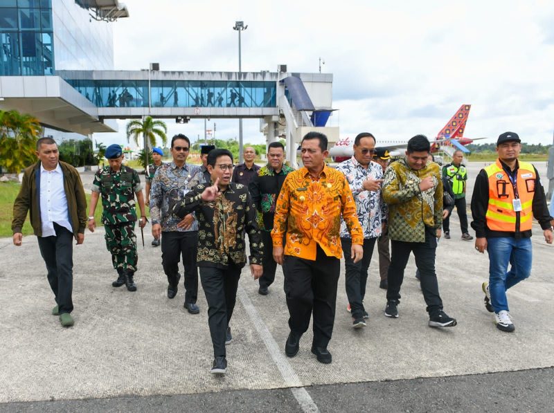 Ansar Ahmad menyambut kedatangan Mendes PDTT A. Halim Iskandar di Bandara RHF Tanjungpinang