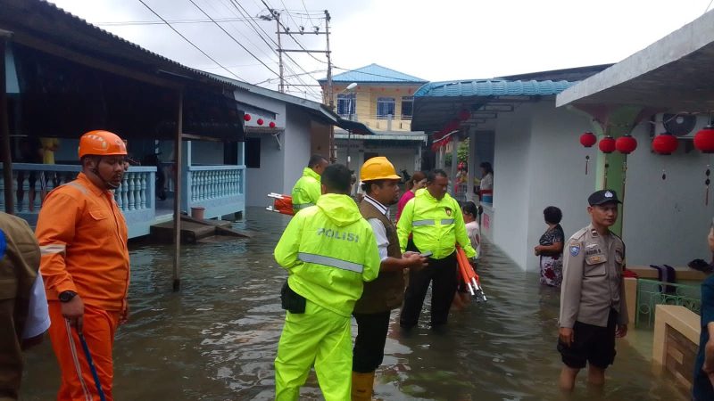 Pihak BPBD Tanjungpinang bersama Bhabinkamtibmas Senggarang Bantu Evakuasi Warga terdampak Banjir