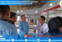 Dirwatkeshab Elly Yuzar didampingi Kepala Divisi Pemasyarakatan Kanwil Kemenkumham Kepri Dwinastiti melakukan kunjungan kerja di Lapas IIA Batam