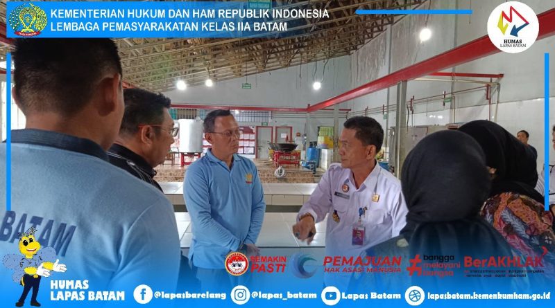 Dirwatkeshab Elly Yuzar didampingi Kepala Divisi Pemasyarakatan Kanwil Kemenkumham Kepri Dwinastiti melakukan kunjungan kerja di Lapas IIA Batam