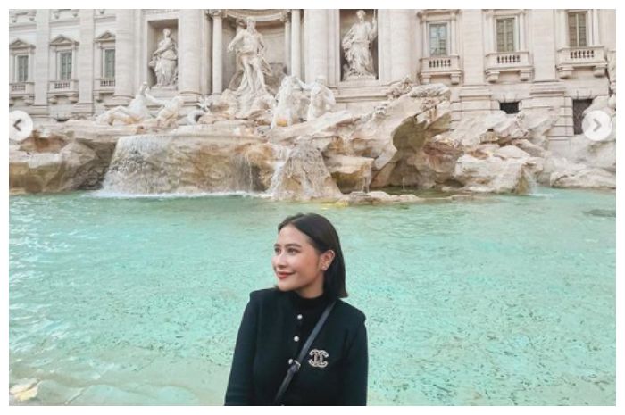 Prilly Latuconsina saat liburan di Italia