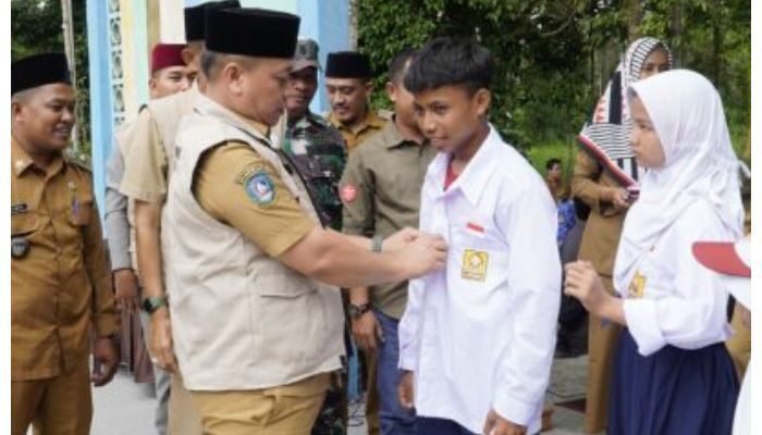 Bupati Lingga Muhammad Nizar Melakukan Penyerahan Seragam SMP dan SD serta Penyerahan Transportasi Laut