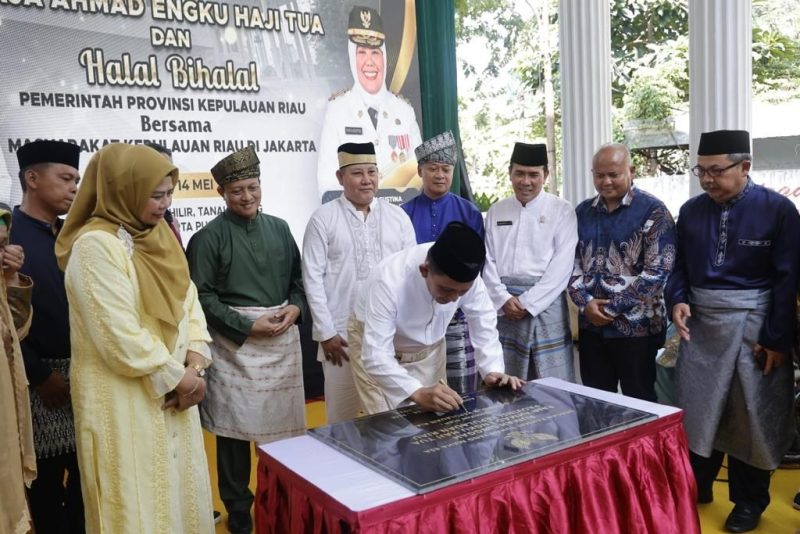 Ansar Ahmad menandatangani prasasti Rumah Singgah di Jakarta
