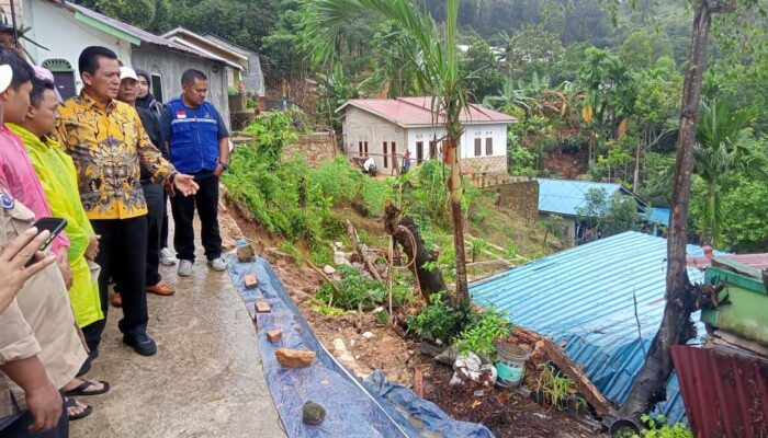 Gubernur Kepulauan Riau H. Ansar Ahmad Berikan Bantuan Kepada Korban Tanah Longsor di Batam