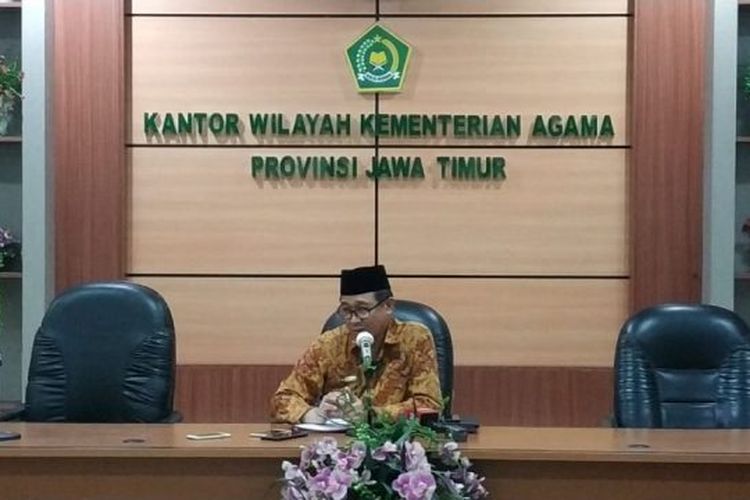as’adul anam saat konferensi pers pada rabu (13/7) di kanwil kemenag jatim. (foto : dokumen kemenag jatim/jatim.kemenag.go.id)