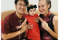 Nadine Chandrawinata foto bersama anak dan suaminya