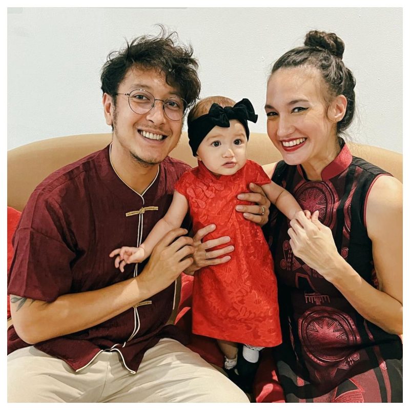 Nadine Chandrawinata foto bersama anak dan suaminya