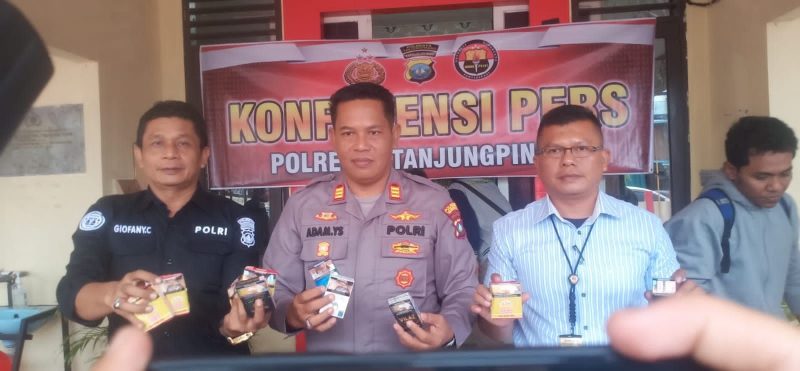 Kapolsek Tanjungpinang Timur didampingi Kanit Reskrim dan Kasi Humas Polresta Tanjungpinang saat Konfrensi pers di Mapolsek Tanjungpinang Timur
