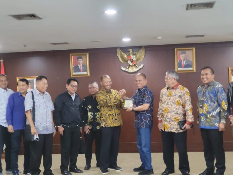 Sekdaprov Kepri Adi Prihantara terima kunjungan dari Banleg DPR RI di Graha Pena