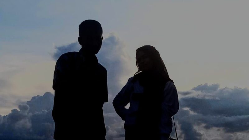 Gambar pasangan muda-mudi sedang berpacaran di pantai
