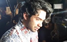 90815 reza rahadian terlihat menangis usai melayat bj habibie di rumah duka