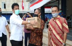 BP Batam Serahkan Bantuan Paket Sembako di Kecamatan Sekupang