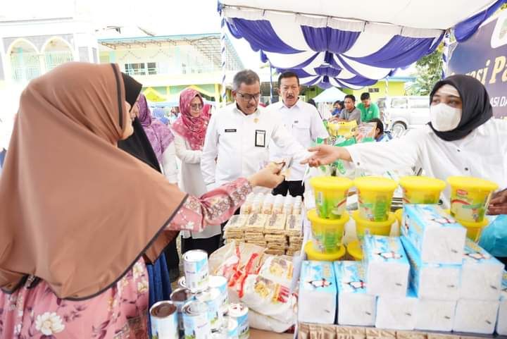 Sekda Batam Jefridin Hamid saat berdialog kepada pedagang pada saat peninjauan Operasi Pasar Murah