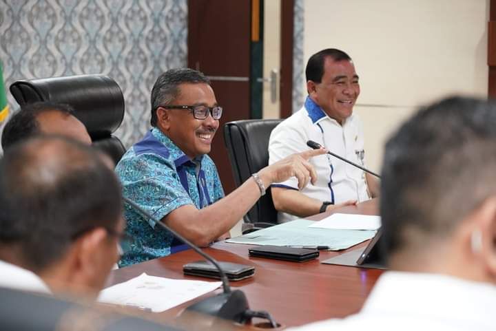 Sekda Batam Jefridin Hamid saat pimpin Rakor Stabilisasi harga dan ketersediaan barang kebutuhan pokok pada bulan Ramadan dan menjelang Idulfitri di Lantai 4